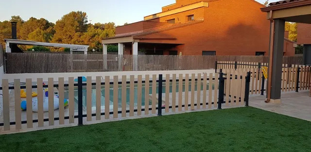 Por qué instalar una valla para piscina este verano